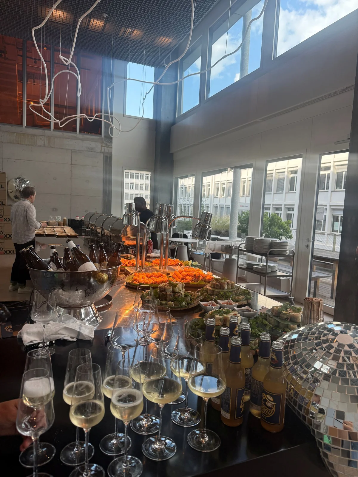 Aperitif-Buffet mit Champagner, Getränken und vietnamesischem Fingerfood in modernem Eventlokal